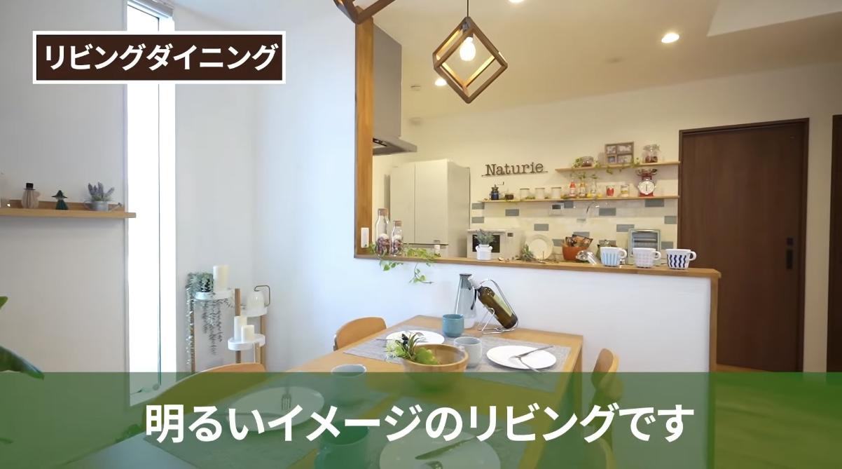 木の質感が映える明るいリビング