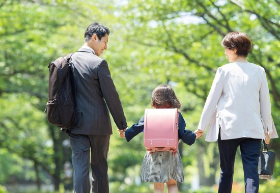 公園で過ごす親子の後ろ姿