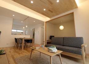 板張りの下がり天井があるお家