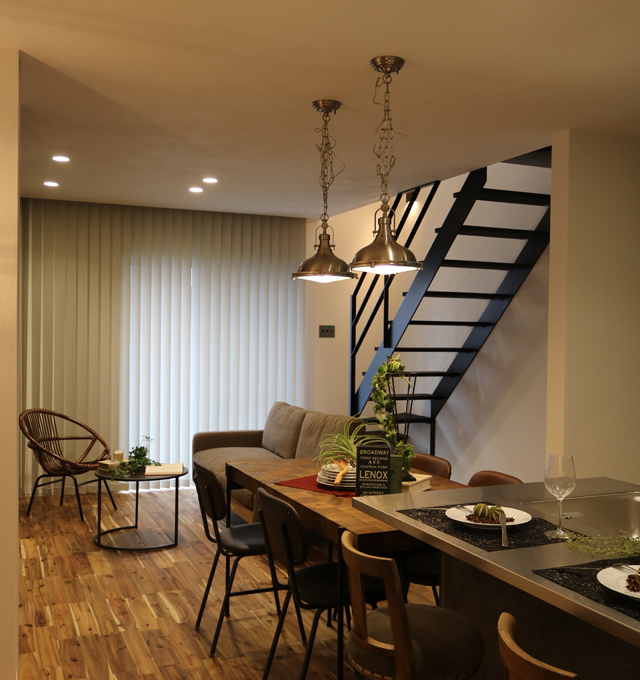 鉄骨階段のあるリビング_1