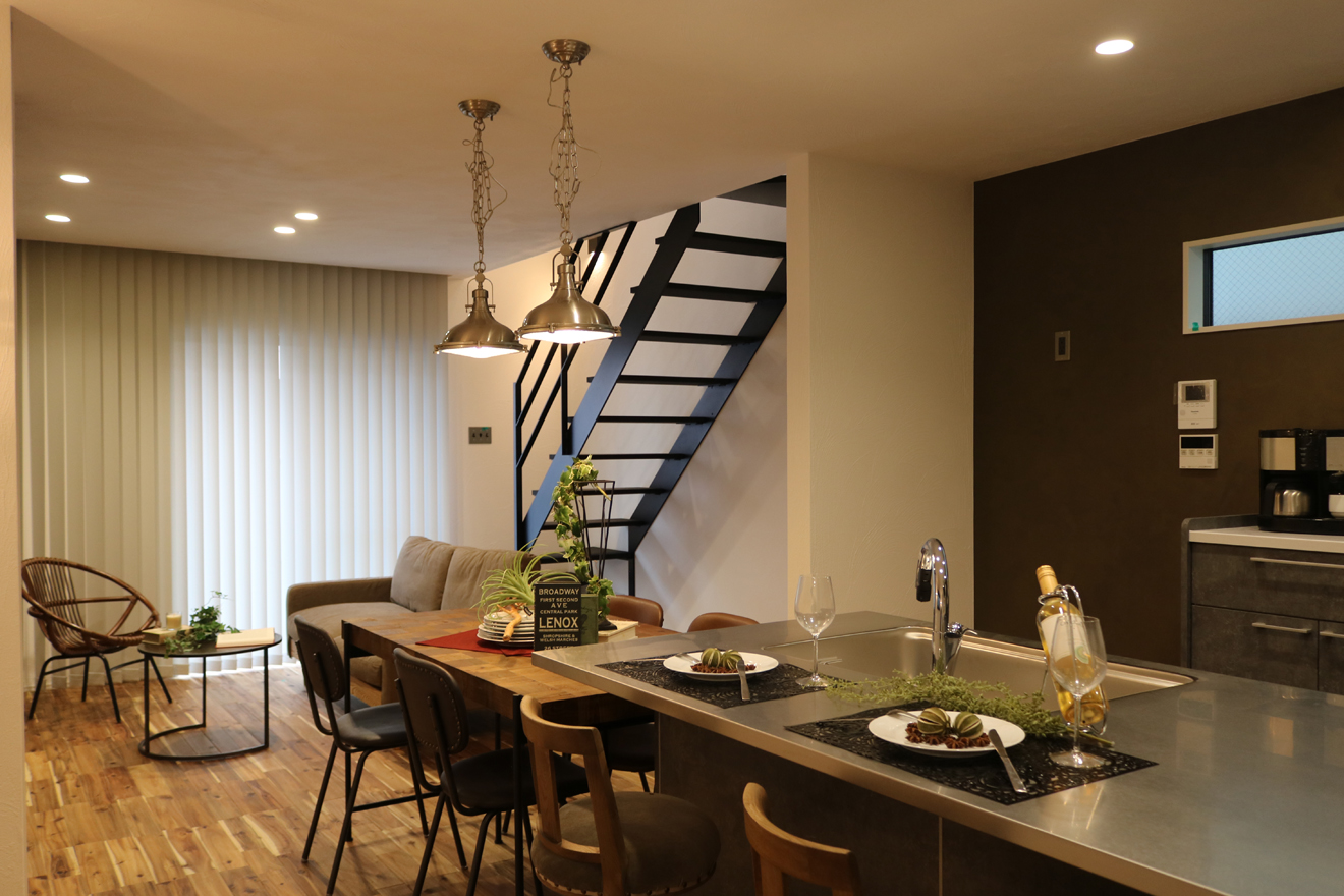 ダークグレー×木目のシックなお家