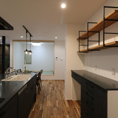 視線の抜け感を大切に配置されたLDK_4