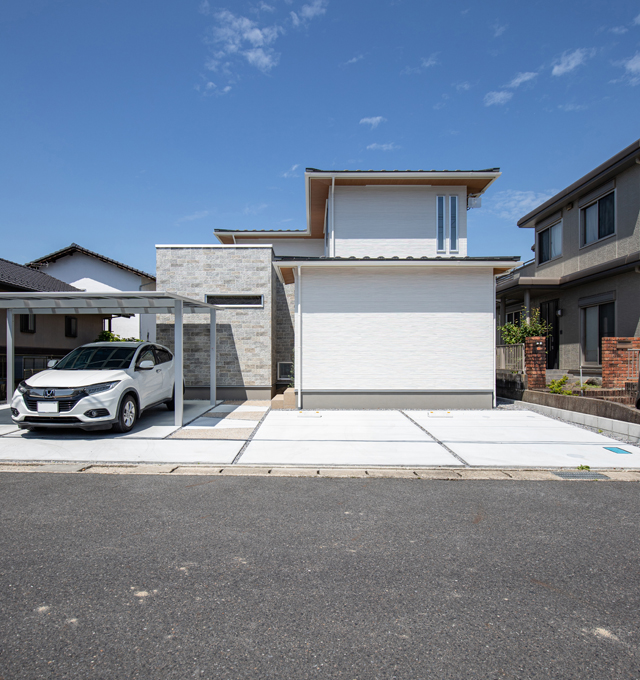 塗壁調×タイル調の外壁+坪庭のある玄関_1