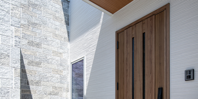 塗壁調×タイル調の外壁+坪庭のある玄関_2