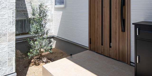 塗壁調×タイル調の外壁+坪庭のある玄関_3