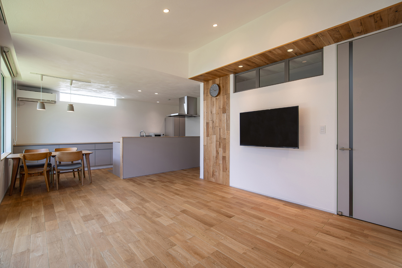 ライトグレー×木目で統一されたLDK_1