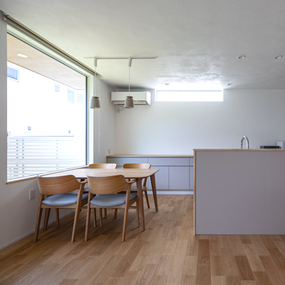 ライトグレー×木目で統一されたLDK_2