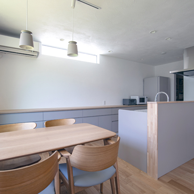 ライトグレー×木目で統一されたLDK_3