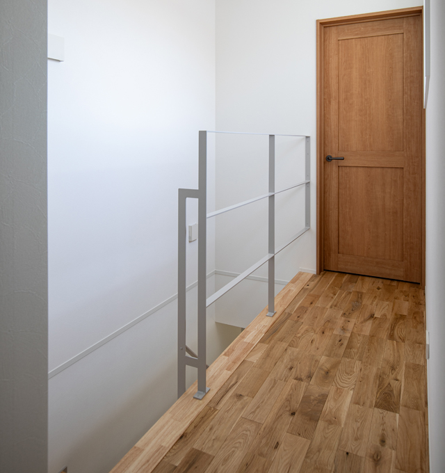 軽やかな鉄骨階段と明るい光が差し込む廊下_1