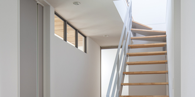 軽やかな鉄骨階段と明るい光が差し込む廊下_2