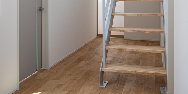 軽やかな鉄骨階段と明るい光が差し込む廊下_3