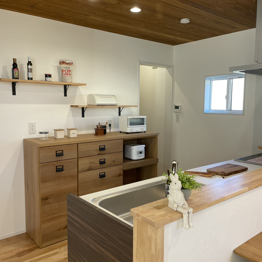 【キッチン】木の温かみに包まれたキッチン＆WICL→パントリー→キッチンの家事ラク回遊動線
