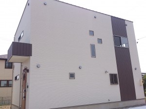 施工例：キッチン→リビング→和室が一直線。広々空間の家。