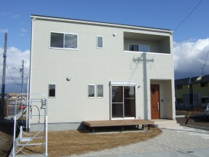 施工例：シンプルな形の2世帯住宅～ご家族でお子様の成長を見守