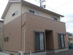 シンプルな形の中に二人のこだわりをつめたレンガ調の家