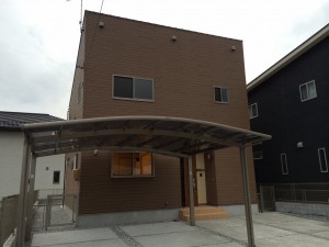 施工例～”廻りの家と違った雰囲気”をコンセプトにした木目調ハ