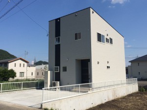 自然素材の家ナチュリエ施工例：”黒と白”シンプルツートンの家