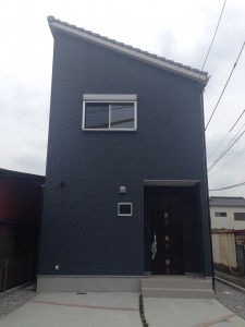自然素材の家「ナチュリエ」施工例～狭小地にそびえ立つシンプル