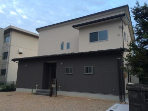 自然素材の家「ファミリエ」施工例～静かな街並みになじむヤマカ