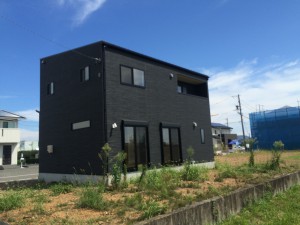 自然素材の家ナチュリエ施工例～田園風景の中の黒い家